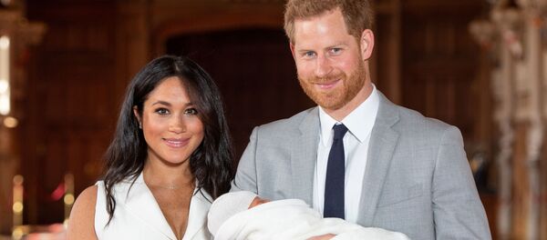 El príncipe Enrique y Meghan Markle presentan su hijo a la prensa El príncipe Enrique y Meghan Markle presentan su hijo a la prensa - Sputnik Mundo