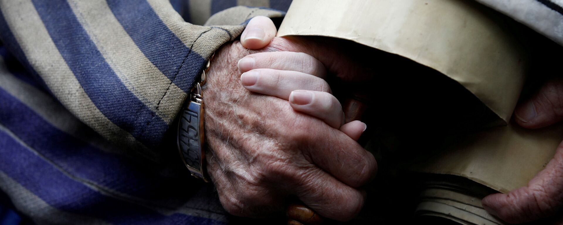 Sobreviviente del holocausto toma la mano de su hija - Sputnik Mundo, 1920, 08.05.2019