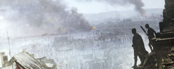 La bandera soviética sobre el Reichstag tras la victoria en la guerra - Sputnik Mundo