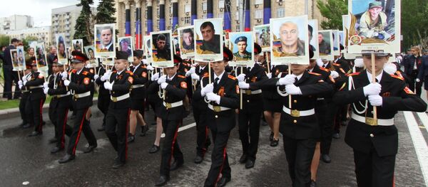 La marcha del Regimiento Inmortal en Donetsk - Sputnik Mundo