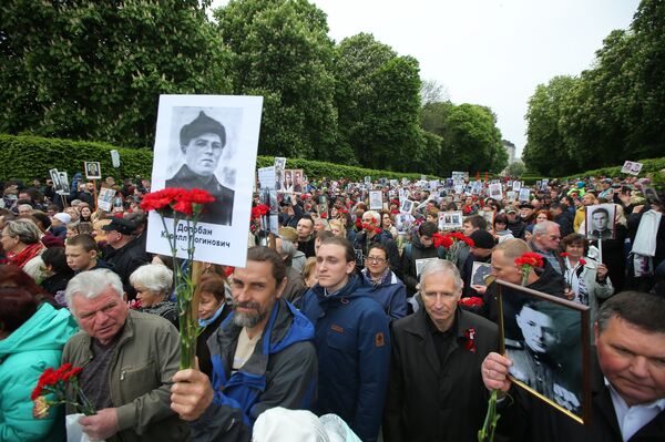 El Regimiento Inmortal en el parque de la victoria en Kiev - Sputnik Mundo