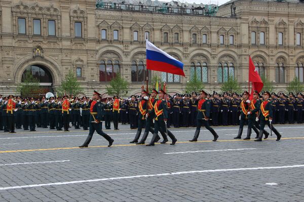 El regimiento Preobrazhenski carga la bandera de Rusia y el estándarte de la Victória - Sputnik Mundo
