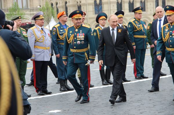 El ministro de Defensa de Rusia, Serguéi Shoigú, y el presidente del país, Vladímir Putin, tras el Desfile de la Victoria - Sputnik Mundo