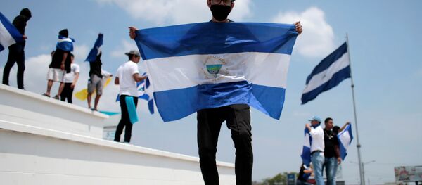 Un hombre con la bandera de Nicaragua Un hombre con la bandera de Nicaragua - Sputnik Mundo