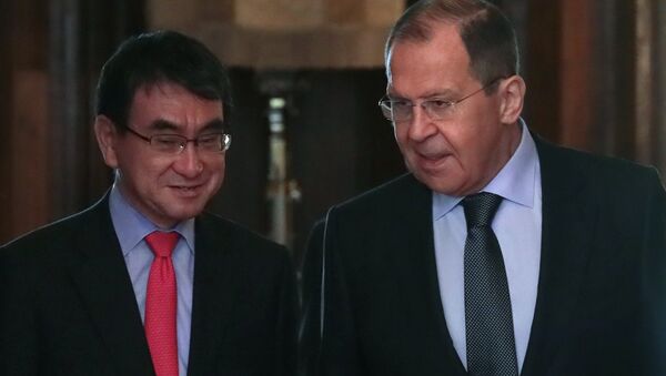 Los cancilleres de Japón, Taro Kono, y de Rusia, Serguéi Lavrov - Sputnik Mundo