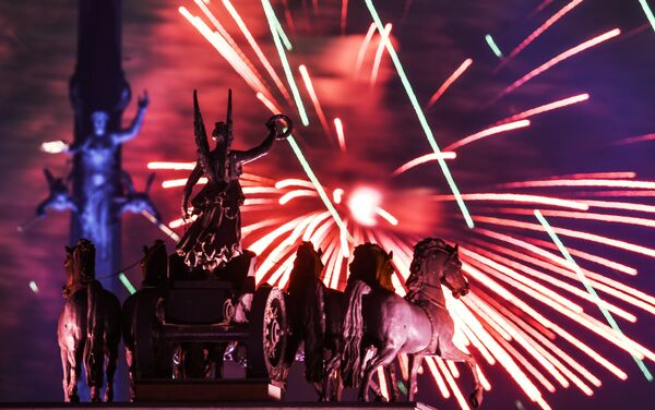 Los juegos artificiales por el Día de la Victoria en Moscú - Sputnik Mundo