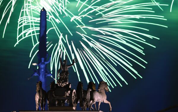 Los juegos artificiales por el Día de la Victoria en Moscú - Sputnik Mundo