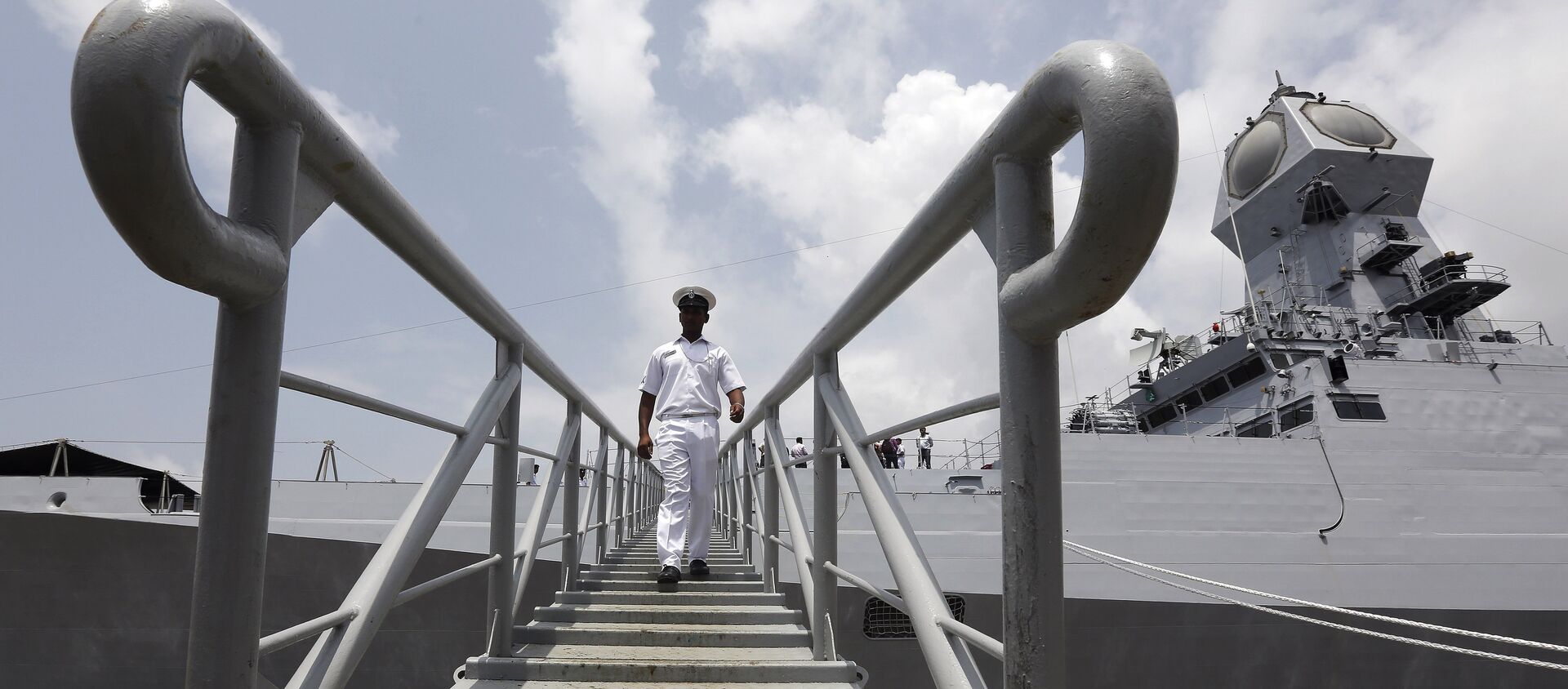 Un militar de la India desembarca de la nave INS Kolkata - Sputnik Mundo, 1920, 10.05.2019