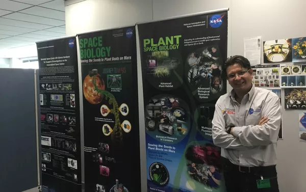 Ernesto Olvera en la NASA, donde fue a presentar su investigación Ernesto Olvera en la NASA, donde fue a presentar su investigación - Sputnik Mundo