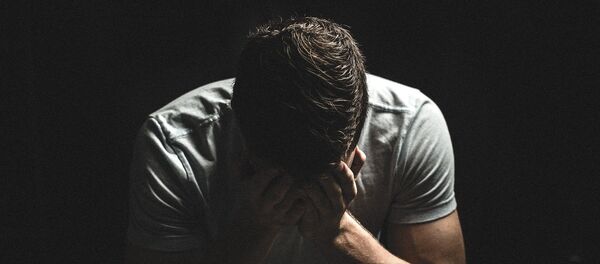 Hombre afligido (imagen referencial) - Sputnik Mundo