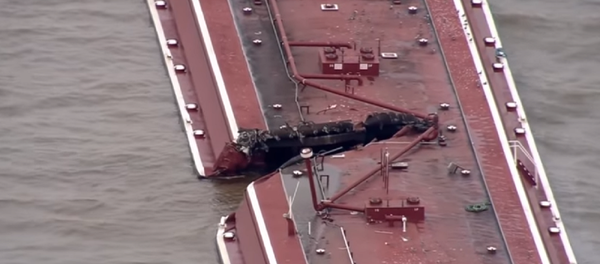 Dos barcazas colisionaron con un barco petrolero en un canal fluvial de Houston. - Sputnik Mundo
