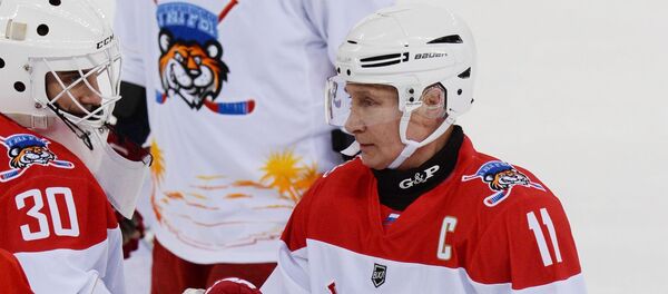 El presidente ruso, Vladímir Putin, juega al hockey - Sputnik Mundo