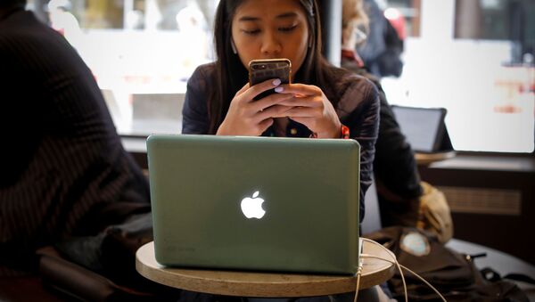 Una mujer con un Macintosh y un iPhone - Sputnik Mundo