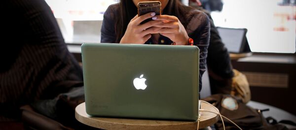 Una mujer con un Macintosh y un iPhone - Sputnik Mundo