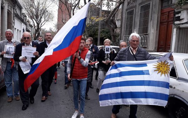 La marcha del Regimiento Inmortal en Montevideo - Sputnik Mundo