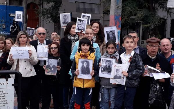 La marcha del Regimiento Inmortal en Montevideo - Sputnik Mundo