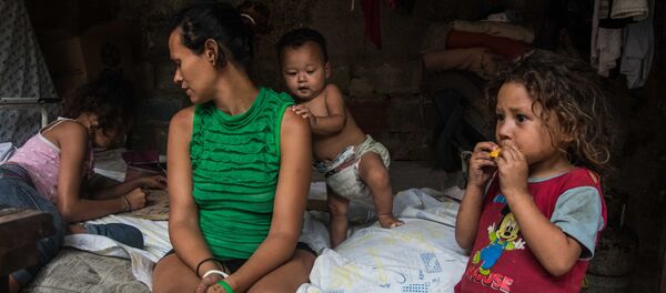 La mujer venezolana de la comunidad 27 de Febrero con sus hijos - Sputnik Mundo