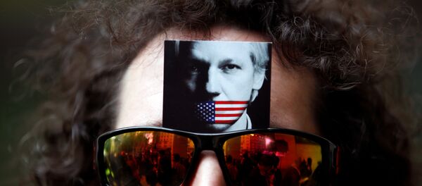El retrato de Julian Assange en las gafas de un manifestante (archivo) - Sputnik Mundo