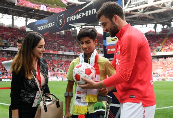 El niño de la foto ganadora del concurso Andréi Stenin asiste a un partido de fútbol en Moscú - Sputnik Mundo