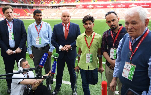 En la imagen, el presidente del Instituto de Investigación de Cirugía Pediátrica de Emergencia y Traumatología, Leonid Roshal; el fotógrafo Taysir Mahdi; Kasim; el director general de la agencia de noticias rusa Rossiya Sedognia, Dmitri Kiseliov, y el director del Instituto de Cirugía Vishnevski, Amiran Revishvili, en el estadio Otkritie Arena de Moscú. - Sputnik Mundo