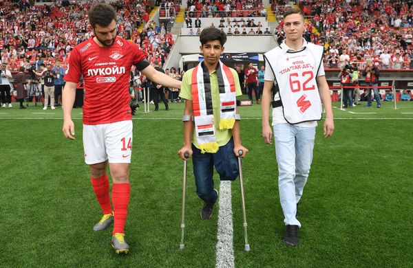 Así se lo pasó el protagonista de la foto 'El deseo de vivir' en un partido ruso - Sputnik Mundo