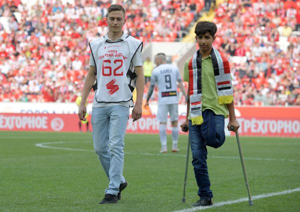 Así se lo pasó el protagonista de la foto 'El deseo de vivir' en un partido ruso - Sputnik Mundo
