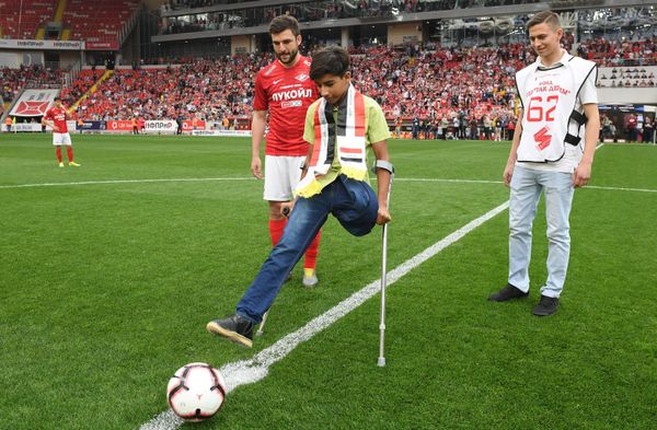 Así se lo pasó el protagonista de la foto 'El deseo de vivir' en un partido ruso - Sputnik Mundo