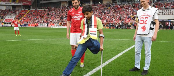 Así se lo pasó el protagonista de la foto 'El deseo de vivir' en un partido ruso Así se lo pasó el protagonista de la foto 'El deseo de vivir' en un partido ruso - Sputnik Mundo
