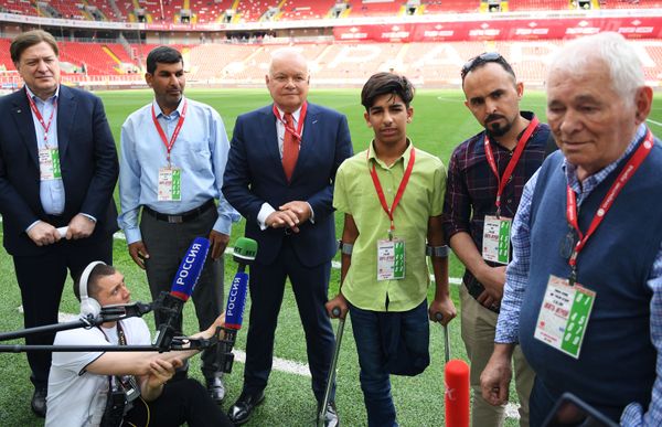 Así se lo pasó el protagonista de la foto 'El deseo de vivir' en un partido ruso - Sputnik Mundo