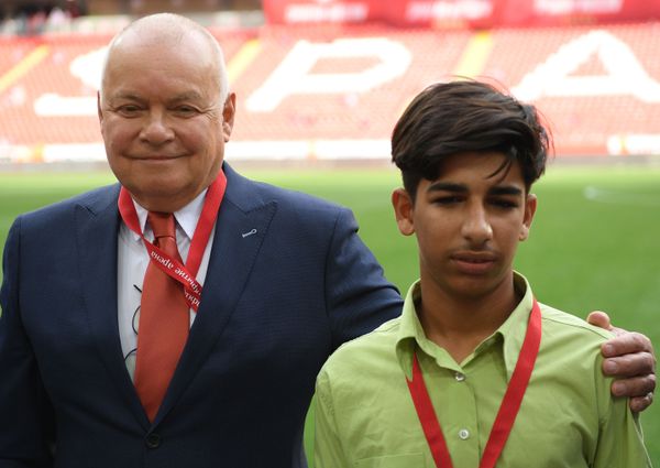 Así se lo pasó el protagonista de la foto 'El deseo de vivir' en un partido ruso - Sputnik Mundo