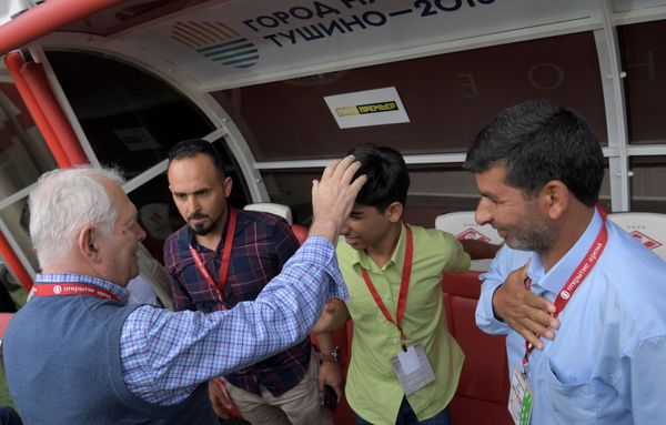 Así se lo pasó el protagonista de la foto 'El deseo de vivir' en un partido ruso - Sputnik Mundo