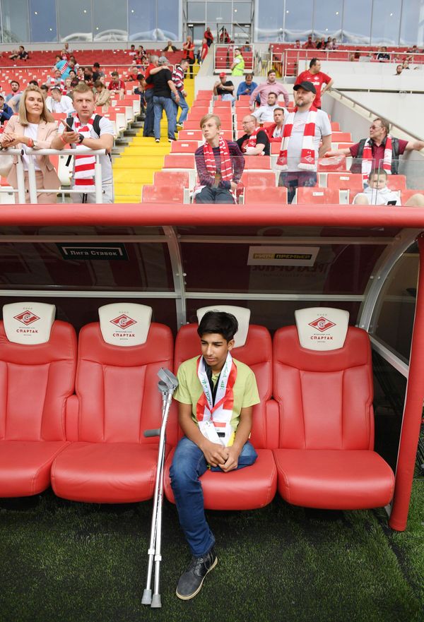 Así se lo pasó el protagonista de la foto 'El deseo de vivir' en un partido ruso - Sputnik Mundo