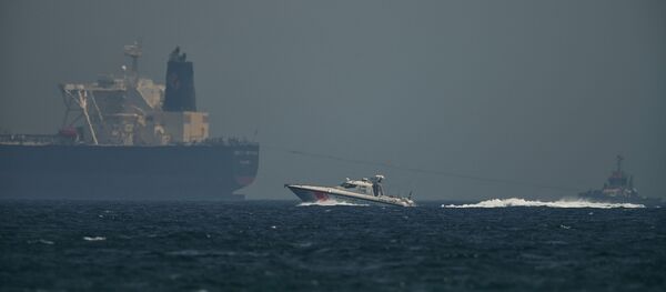 Un barco petrolero y un buque de la guardia costera emiratí Un barco petrolero y un buque de la guardia costera emiratí - Sputnik Mundo