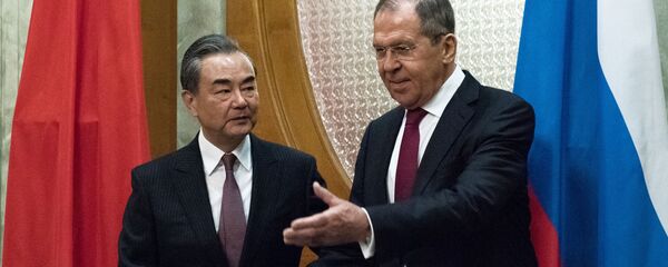 Ministro de Asuntos Exteriores de China, Wang Yi, y su homólogo ruso, Serguéi Lavrov - Sputnik Mundo