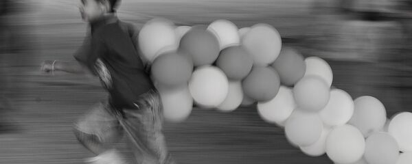 Ecatepec, Estado de México. Niño juega durante el festejo del séptimo aniversario de la pandilla Brown Pride - Sputnik Mundo