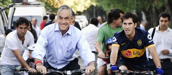 Sebastián Piñera, presidente de Chile, junto a su hijo Cristóbal Sebastián Piñera, presidente de Chile, junto a su hijo Cristóbal - Sputnik Mundo
