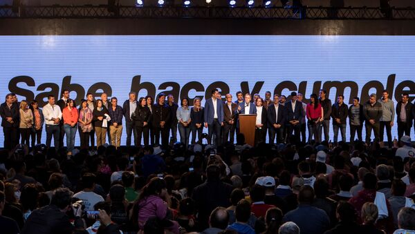 Los festejos del gobernador de Córdoba, Juan Schiaretti, tras su victoria en los comicios provinciales - Sputnik Mundo