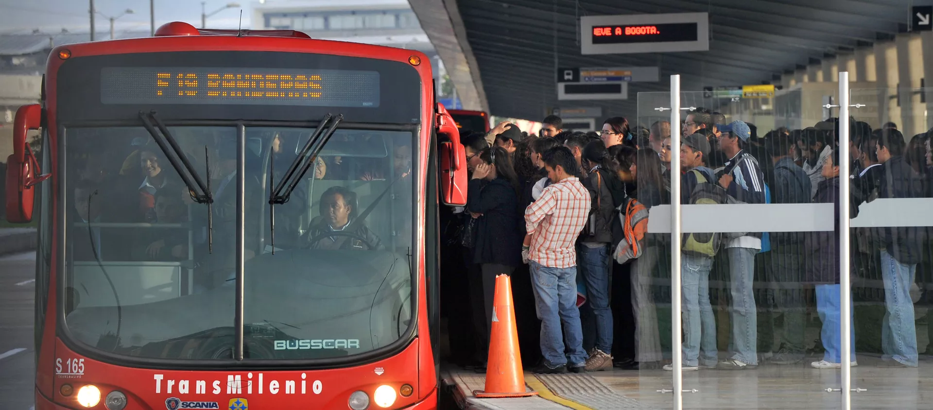 Pasajeros subiendo a un coche de Transmilenio en Bogotá, Colombia Pasajeros subiendo a un coche de Transmilenio en Bogotá, Colombia - Sputnik Mundo, 1920, 13.05.2019