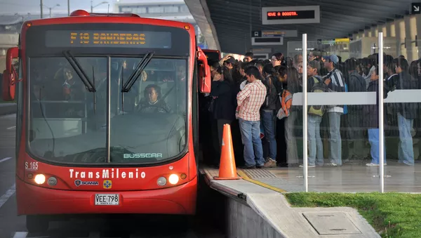 Pasajeros subiendo a un coche de Transmilenio en Bogotá, Colombia - Sputnik Mundo