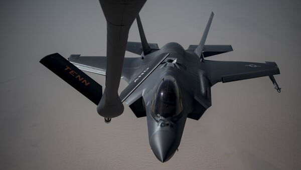 Un F-35A Lightning II se prepara para recibir combustible de un KC-135 Stratotanker, 12 de mayo de 2019 - Sputnik Mundo