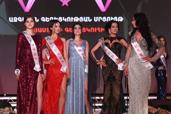 La ganadora y las participantes del concurso 'La belleza de Armenia' - Sputnik Mundo