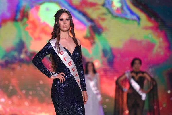 La ganadora y las participantes del concurso 'La belleza de Armenia' - Sputnik Mundo