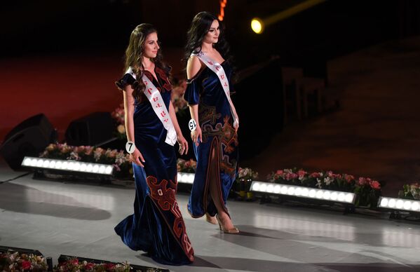 La ganadora y las participantes del concurso 'La belleza de Armenia' - Sputnik Mundo