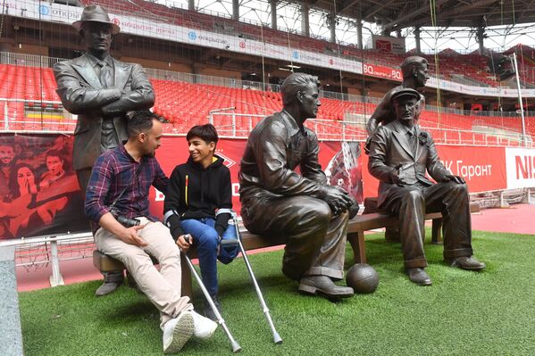 El 'chico de la foto' Kasim Alkadim celebra su cumpleaños en Moscú - Sputnik Mundo