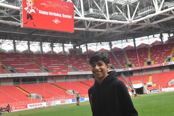 El 'chico de la foto' Kasim Alkadim celebra su cumpleaños en Moscú - Sputnik Mundo