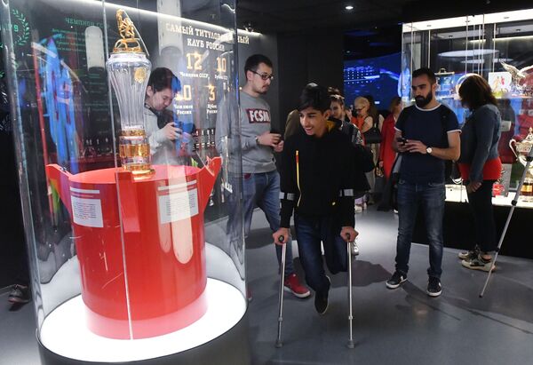 El 'chico de la foto' Kasim Alkadim celebra su cumpleaños en Moscú - Sputnik Mundo