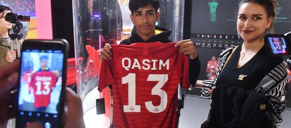 El 'chico de la foto' Kasim Alkadim celebra su cumpleaños en Moscú - Sputnik Mundo