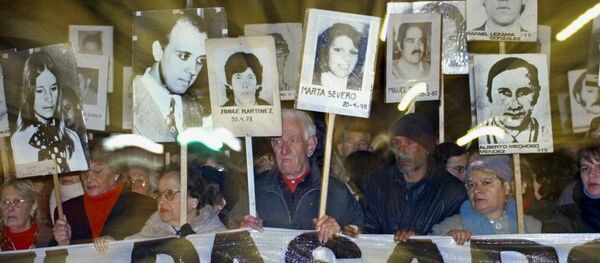 Familiares de desaparecidos por la dictadura marchando un 20 de mayo en Montevideo, Uruguay - Sputnik Mundo