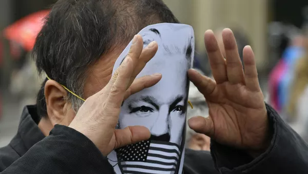 Activista con una máscara con el rostro de Julian Assange