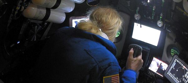 El investigador estadounidense Victor Vescovo descendiendo a la fosa de las Marianas - Sputnik Mundo